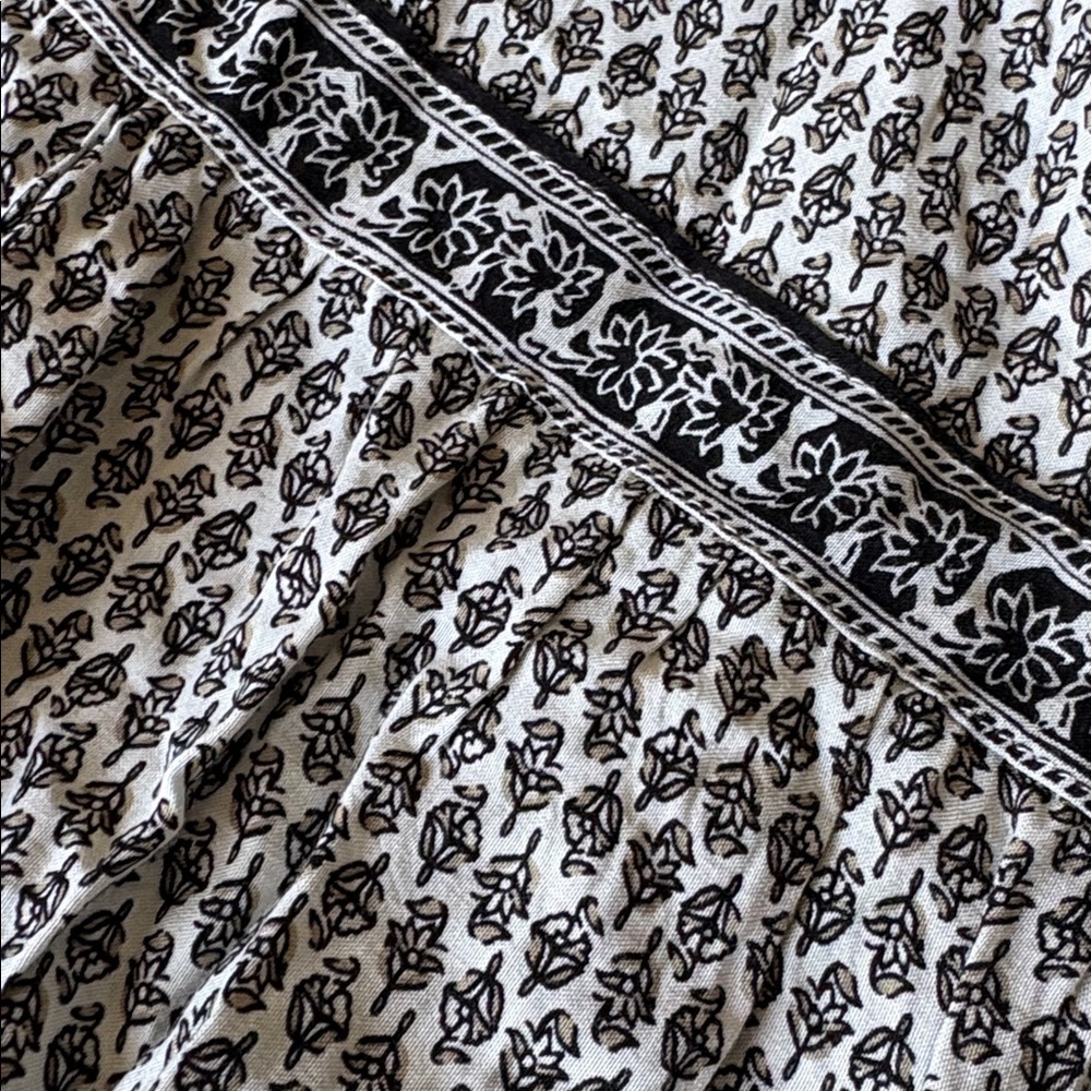 Old Navy Black and White V‑Neck Tiered Maxi Dress - Picture 4 of 7